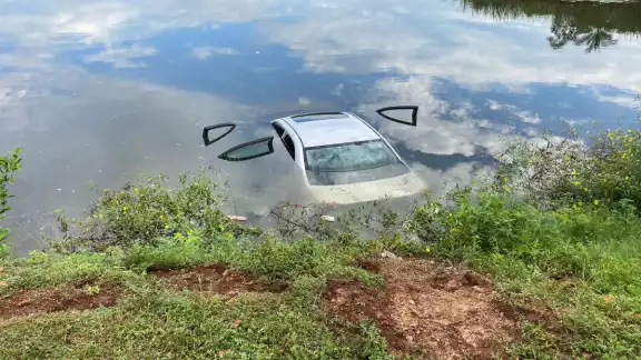 Todos los ocupantes lograron salir del vehículo al caer al agua Todos los ocupantes lograron salir del vehículo al caer al agua