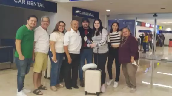 Fue recibido por sus padres, Raúl Villanueva Contreras y Linda Calderón Sabido Fue recibido por sus padres, Raúl Villanueva Contreras y Linda Calderón Sabido