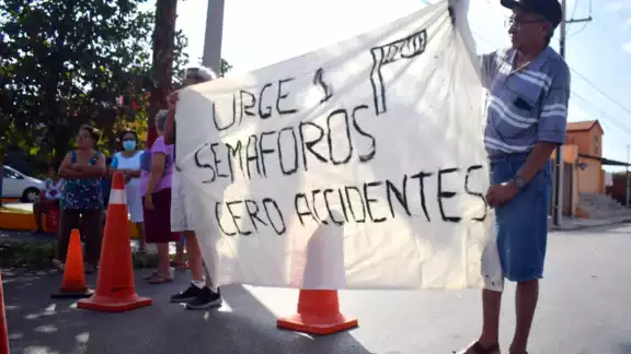 Agentes de la Secretaría de Seguridad Pública están realizando un operativo para desviar el tránsito Agentes de la Secretaría de Seguridad Pública están realizando un operativo para desviar el tránsito