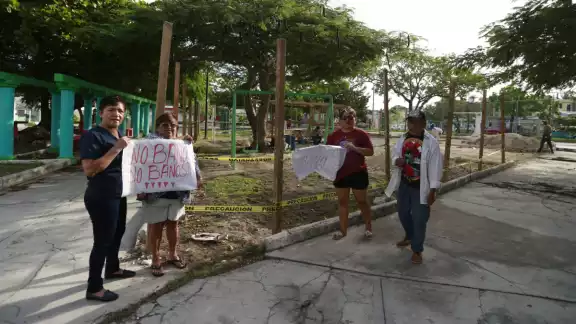 Los inconformes exigen que no retiren la pequeña cancha de futbol que está a un lado del domo.
Los inconformes exigen que no retiren la pequeña cancha de futbol que está a un lado del domo.