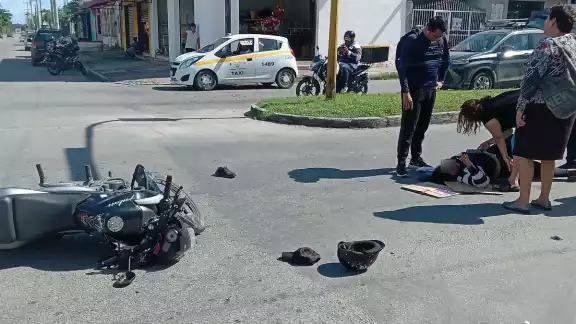 No respetó su alto y se impactó contra una camioneta. No respetó su alto y se impactó contra una camioneta.