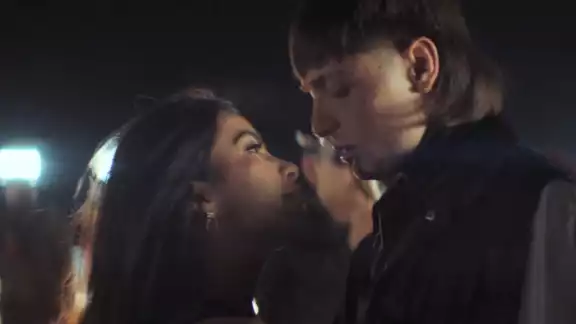 Unas de las escenas donde protagonizan un efusivo beso. Foto: Especial Unas de las escenas donde protagonizan un efusivo beso. Foto: Especial
