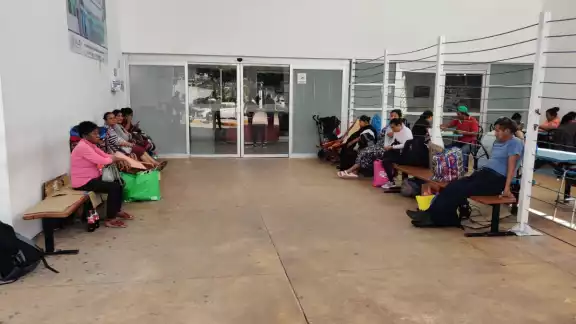 La falta de camas o camillas en urgencias genera que aguarden en sillas de ruedas para ser atendidos