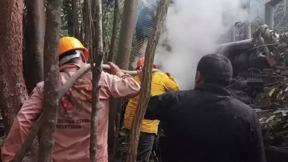 Entre todos los uniformados apagaron las llamas que emergían del vehículo Entre todos los uniformados apagaron las llamas que emergían del vehículo