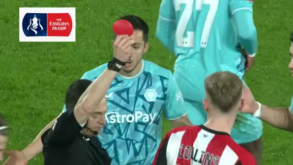 El colegiado Tony Harrington sacó el cartón escarlata circular para sacar de la cancha a Joao Gomes, del Wolverhampton; tanto los fanáticos como los jugadores quedaron realmente sorprendidos
El colegiado Tony Harrington sacó el cartón escarlata circular para sacar de la cancha a Joao Gomes, del Wolverhampton; tanto los fanáticos como los jugadores quedaron realmente sorprendidos