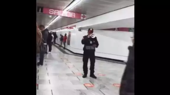 El mensaje lo dio mientras los pasajeros esperaban la llegada del tren
