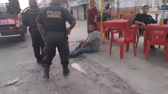 Los agresores lo golpearon con un tubo de metal hasta dejarlo inconsciente Los agresores lo golpearon con un tubo de metal hasta dejarlo inconsciente
