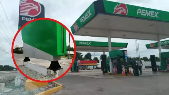 Los habitantes cercanos a la gasolinera temen a que al caerse aplaste a una persona o vehículo Los habitantes cercanos a la gasolinera temen a que al caerse aplaste a una persona o vehículo