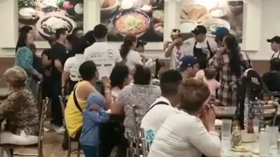 El joven recibió un pan de elote de cortesía El joven recibió un pan de elote de cortesía
