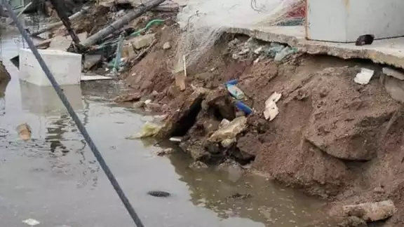 Piden a visitantes a tomar precauciones ante el grave riesgo que podría representar el caer de esa altura Piden a visitantes a tomar precauciones ante el grave riesgo que podría representar el caer de esa altura