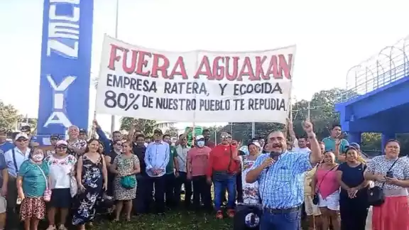 El grupo de inconformes recorrió un tramo de la avenida 28 de Julio para llegar al cruce con el Boulevard Playa del Carmen.