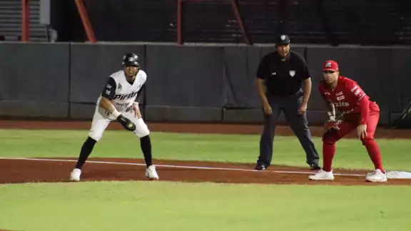 Tres jugadores del roster inicial tuvieron que ser dados de baja de la plantilla en funciones Tres jugadores del roster inicial tuvieron que ser dados de baja de la plantilla en funciones