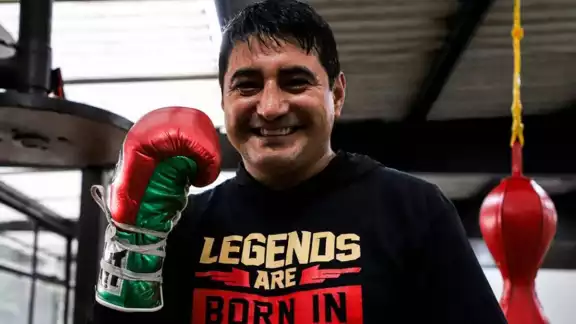 El exboxeador mexicano, nacido en Tijuana, consiguió ser cuatro veces campeón mundial en distintas divisiones de peso: supergallo, pluma, superpluma y superligero
El exboxeador mexicano, nacido en Tijuana, consiguió ser cuatro veces campeón mundial en distintas divisiones de peso: supergallo, pluma, superpluma y superligero