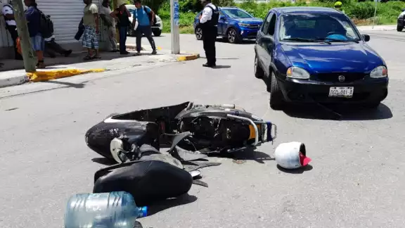 El coche golpeó fuertemente a la unidad ligera, cuyos ocupantes fueron arrastrados cerca de dos metros El coche golpeó fuertemente a la unidad ligera, cuyos ocupantes fueron arrastrados cerca de dos metros