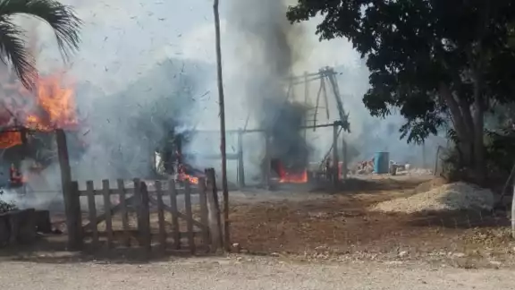 Indicó que tuvieron pérdidas de sillas de madera y una bocina tipo bafle de 44 pulgadas