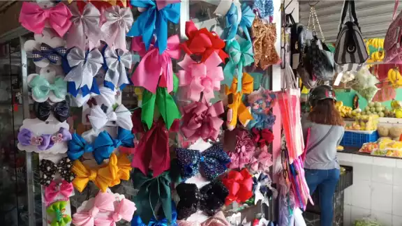 Según la gente, la moda contrapone la rebeldía, principalmente por el color rosa.