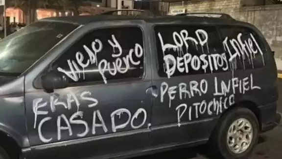 El vehículo fue visto afuera de una tienda en Manzanillo, Colima
El vehículo fue visto afuera de una tienda en Manzanillo, Colima