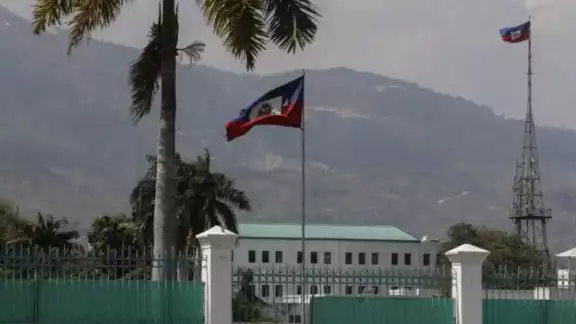 El Palacio Nacional de Haití fue embestido esta tarde