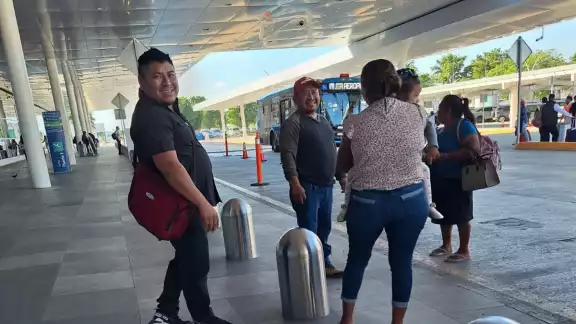 Los hermanos Alfredo y Rufino Taku Keh, de Campeche, dejan los fríos campos de Canadá para descansar