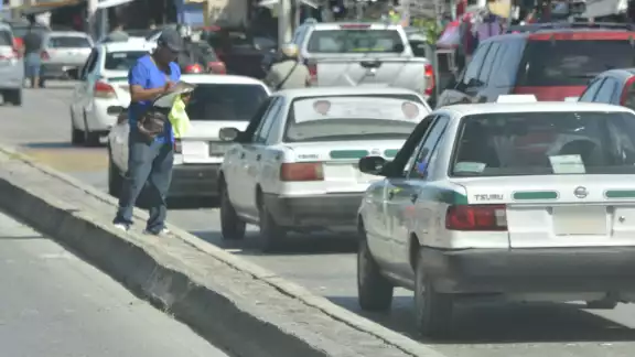 Cancunenses y turistas padecen del casi siempre deficiente servicio, que conductores los brindan según su conveniencia y en unidades en pésimo estado. Cancunenses y turistas padecen del casi siempre deficiente servicio, que conductores los brindan según su conveniencia y en unidades en pésimo estado.