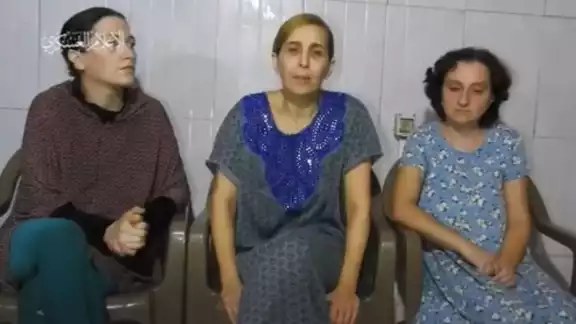 Tres mujeres secuestradas por Hamás le piden al primer ministro israelí, Benjamin Netanyahu, que negocio con el grupo terrorista la liberación de los presos Tres mujeres secuestradas por Hamás le piden al primer ministro israelí, Benjamin Netanyahu, que negocio con el grupo terrorista la liberación de los presos