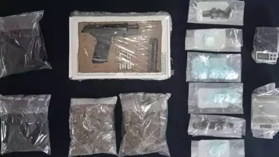 Las drogas y armas aseguradas quedaron a disposición de las autoridades