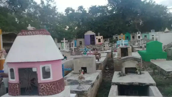 Hay costumbre de lavar el cadáver antes de ponerlo a velación y se le viste de preferencia de ropas de color blanco