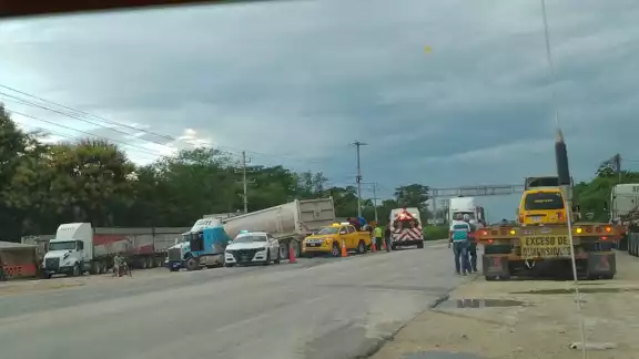 El lesionado fue trasladado a un hospital para ser atendido El lesionado fue trasladado a un hospital para ser atendido