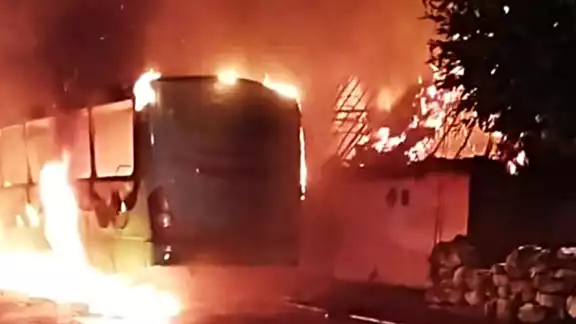El incendio del camión alcanzó una casa de huano, la cual también fue afectada