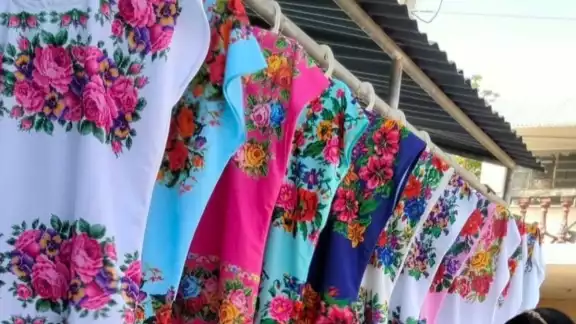 Los precios altos de las ropas bordadas han ocasionado que las blusas pintadas aumenten su venta Los precios altos de las ropas bordadas han ocasionado que las blusas pintadas aumenten su venta