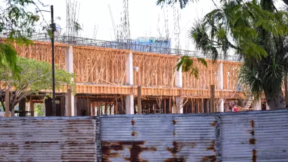 Entre 300 y 400 trabajadores se encuentran laborando en la construcción del edificio en Mérida Entre 300 y 400 trabajadores se encuentran laborando en la construcción del edificio en Mérida