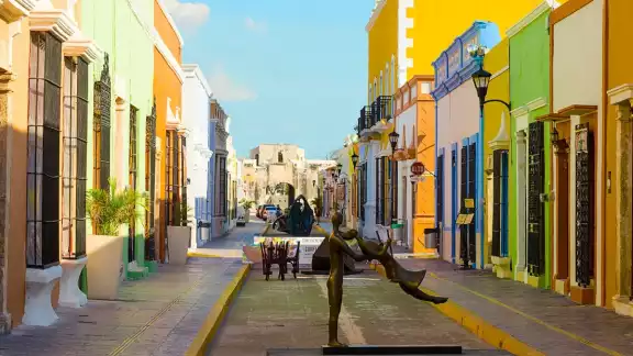 San Francisco de Campeche es la capital del estado del mismo nombre ubicado en la Península de Yucatán San Francisco de Campeche es la capital del estado del mismo nombre ubicado en la Península de Yucatán