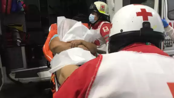 La mujer intentó del asalto huir a bordo de una motocicleta La mujer intentó del asalto huir a bordo de una motocicleta