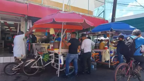 El principal problema consiste en consumir alimentos y bebidas de la calle descompuestos por las altas temperaturas
