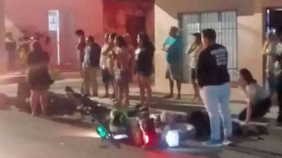 Los dos motociclistas quedaron tendidos en el pavimento