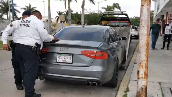 Autoridades le pidieron al chofer sus papeles, pero al no tenerlo fue llevado al corralón Autoridades le pidieron al chofer sus papeles, pero al no tenerlo fue llevado al corralón
