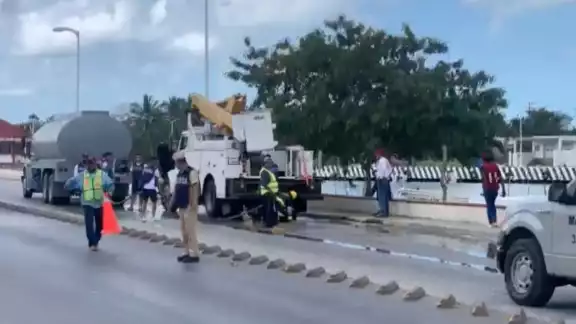 Elementos de la Semar ayudaron a apagar las llamaradas Elementos de la Semar ayudaron a apagar las llamaradas