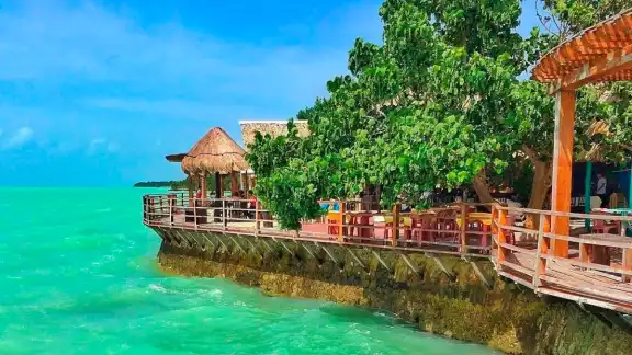 Calderitas tiene una variedad de restaurantes con una amplia variedad de comida del mar para los visitantes Calderitas tiene una variedad de restaurantes con una amplia variedad de comida del mar para los visitantes