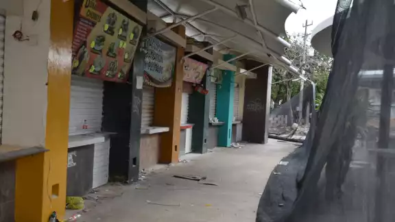 Autoridades habían prometido que el área de comidas se abriría la semana pasada, pero les mintieron a los comerciantes, que siguen sin poder laborar