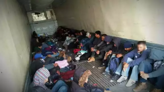 Los migrantes estaban en la caja de un camión Los migrantes estaban en la caja de un camión