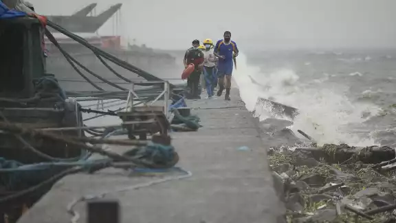 Al menos 5 muertos por el supertifón Noru en Filipinas Al menos 5 muertos por el supertifón Noru en Filipinas