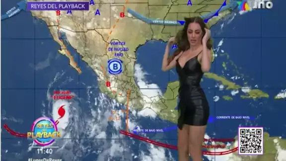 La conductora usó como herramienta principal su sensualidad para dar los detalles del pronóstico en todo el país La conductora usó como herramienta principal su sensualidad para dar los detalles del pronóstico en todo el país