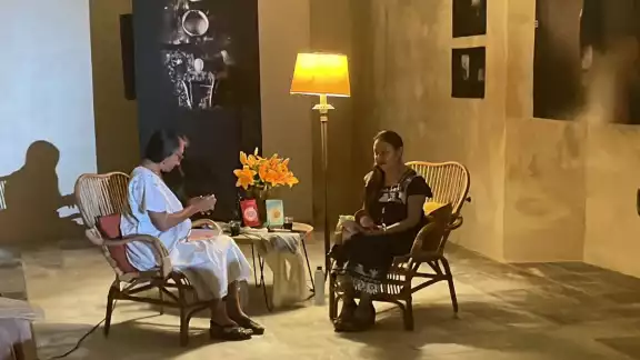 Al terminar la lectura, las intérpretes recibieron una ovación de pie por parte de los asistentes