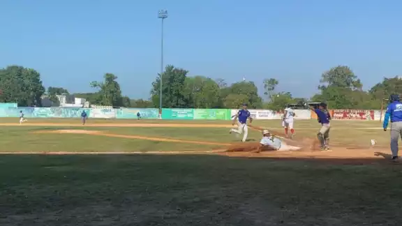 Decenas de aficionados acudieron al campo Decenas de aficionados acudieron al campo