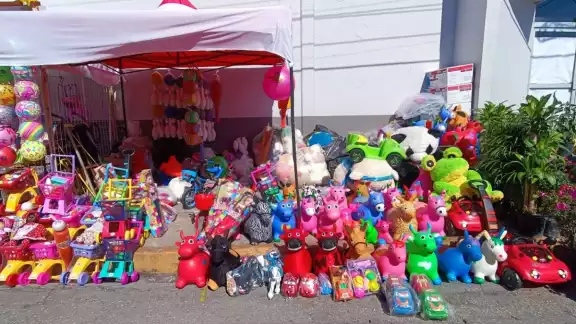 Más de 100 comerciantes se encuentran en el Paseo de Reyes