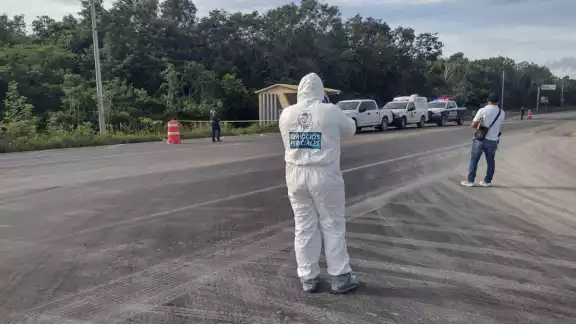 El hombre tenía la cara envuelta en cinta canela El hombre tenía la cara envuelta en cinta canela