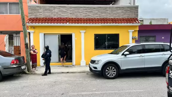 Obligaron a empleados a entregarles dinero y teléfonos. Obligaron a empleados a entregarles dinero y teléfonos.