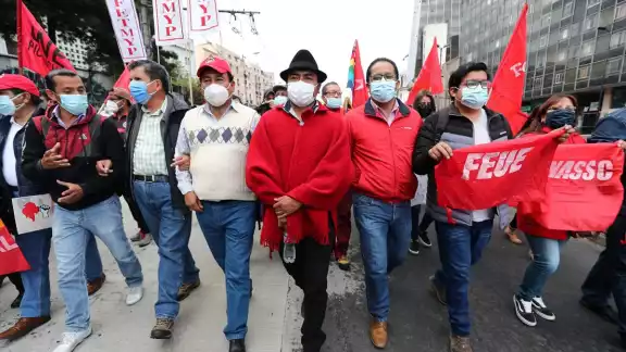 En Quito, los manifestantes forcejearon con policías y fueron atacados por sus perros