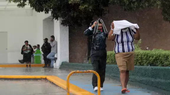 Se vigila una baja presión con posibilidad de desarrollo.