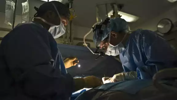 Entre los principales pacientes están los de EE.UU. y España, quienes llegan a someterse a procedimientos del cuerpo y visitar la entidad.
Entre los principales pacientes están los de EE.UU. y España, quienes llegan a someterse a procedimientos del cuerpo y visitar la entidad.